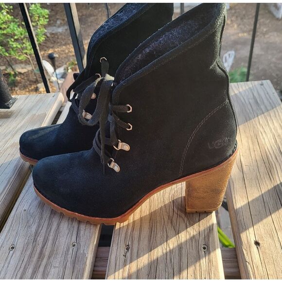 UGG Calynda Ankle Boot Black Suede Lace Up 12 - Picture 1 of 5
